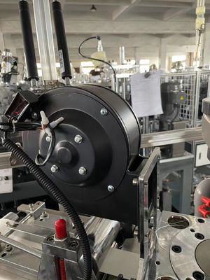 Macchina per la formazione di tazze di carta di consumo con sorgente di gas da 0,5-0,8 MPa e specifica di carta 150-350 GSM