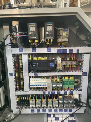 Macchina per schiumare tazze di carta ad alta velocità 120-150pcs/min per le piccole imprese Dimensione esterna 2340mm*1435mm*1800mm Voltaggio 380V 50HZ