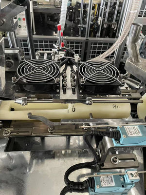 Alta velocità Disposable Paper Cup Making Machine per piccoli prodotti di carta Yongbo Completamente automatico 100-110pcs/Min