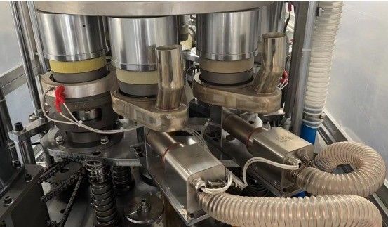 60-70 Pcs/Min Macchine per la produzione di ciotole di carta Formaggio automatico per la fonte di gas 0,5-0,8MPa Tipo di lavorazione