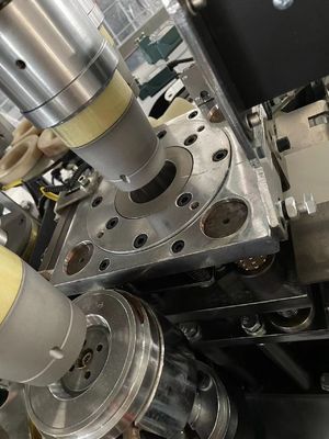 Macchina per la produzione di tazze di carta di piccole dimensioni, completamente automatica, da 90-100 pezzi/min, con funzione di taglio della tazza di barrette di rame