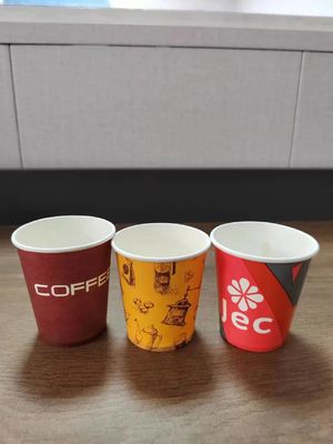 2340mm*1435mm*1800mm Voltage 380V 50HZ Paper Cup Making Machine per 2-16oz tazze di caffè in Pakistan